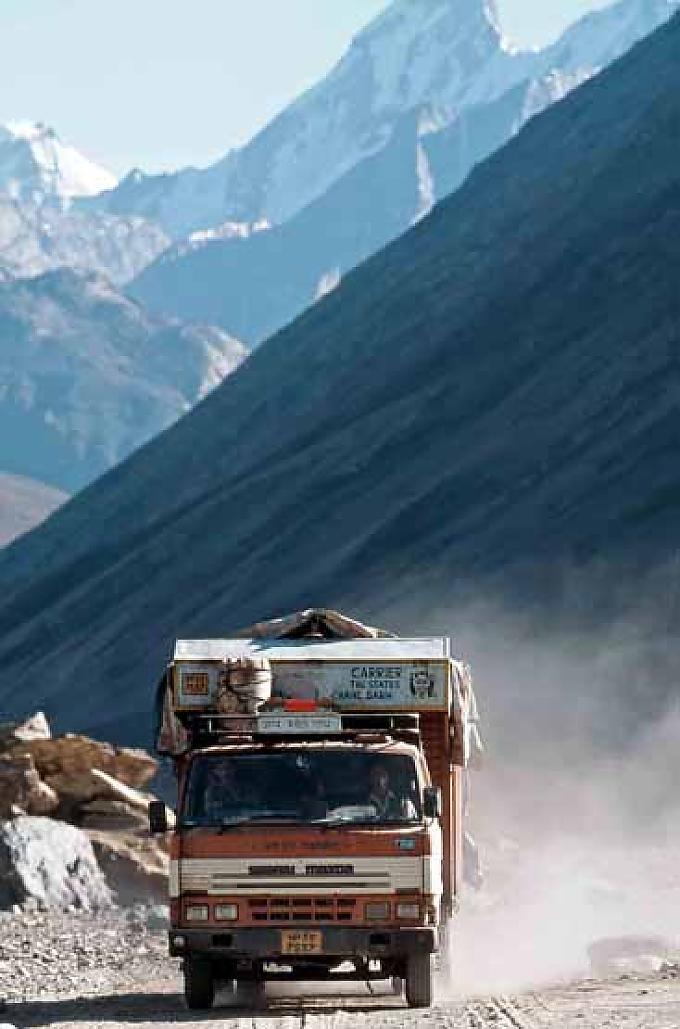 Der Spiti-Fluss windet sich zwischen bizarren Kalkhängen Auf dem Dach des Fahrerhauses ist ein Diesel-Fass festgebunden