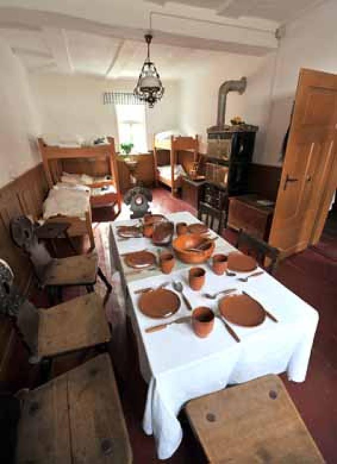 Erbaut wurde das heutige Schneewittchenhaus im 400-Seelen-Ort Bergfreiheit 1736. Die Grundfläche des typischen „Einzimmerhaus“ in der Bergmannssiedlung in Bergfreiheit umfasste nur etwa 20 Quadratmeter. Holzschnitt aus dem Bergwerksbuch von G. Agricola. , VI. Buch.