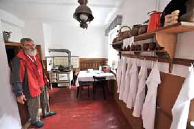 Heimatforscher Eckhard Sander in der Küche des Schneewittchenhauses. Heimatforscher Eckhard Sander in der Küche des Schneewittchenhauses.