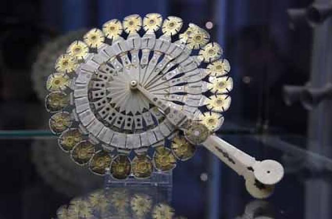 Kokarde (Kreisförmiger Fächer) aus Elfenbein Frankreich 1805. Fächermanufaktur, Spanien 1840.