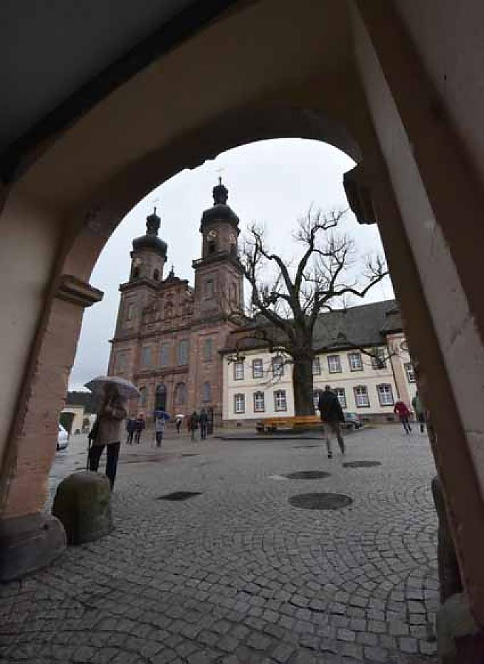 Klosterhof und Klosterkirche. Klosterhof und Klosterkirche.