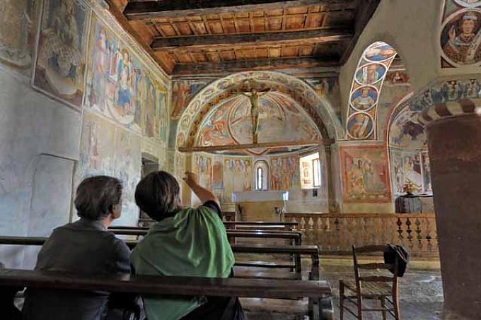 Die Apsis der alten Kirche mit den Malereien,die den Seregnesi zugeschrieben werden Die Apsis der alten Kirche mit den Malereien,die den Seregnesi zugeschrieben werden