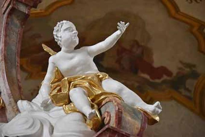 Engel auf einem Sims Engel auf einem Sims