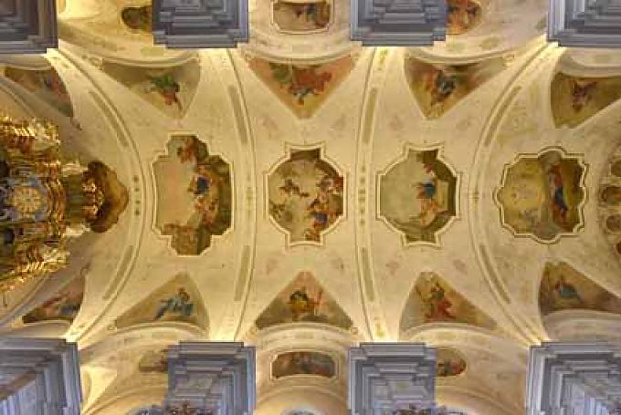 Fresken im Gewölbe des Langhauses. Engel auf einem Sims