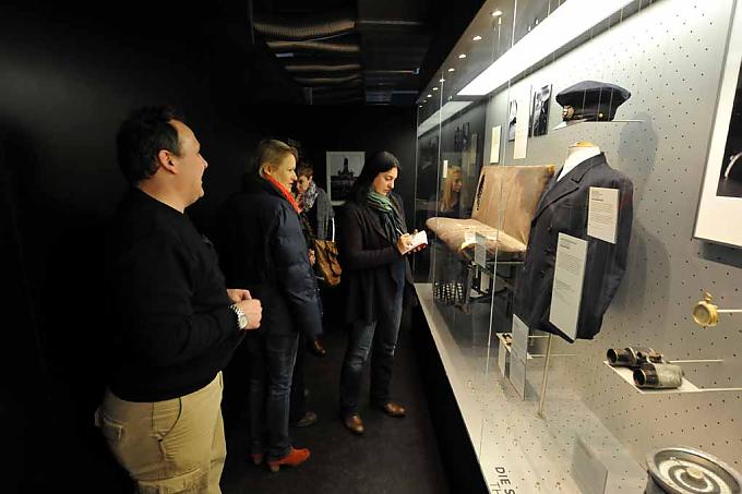 Reisende kommen bei der Katastrophe um, einer von ihnen ist Funkoffizier Willy Speck. Seine leicht angebrannte dunkelblaue Uniformjacke mit Löchern hängt in einer Vitrine des Museums. Zeppelin über Fähre