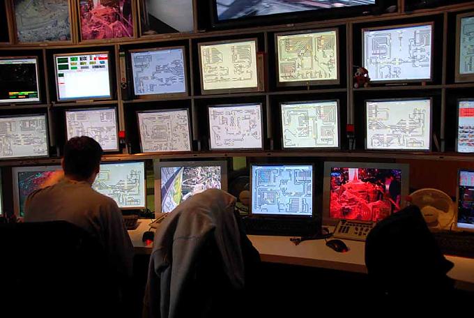 In der Leitstelle wird der Ablauf überwacht Es wird Abend in Knuffingen