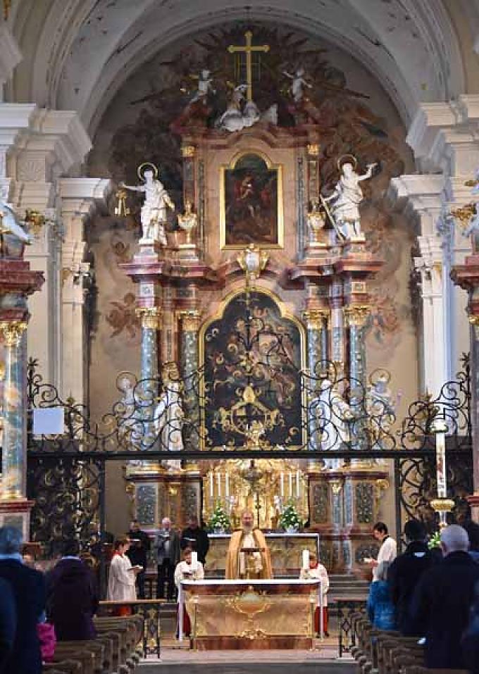 Ostergottesdienst in St. Peter. Dichter Qualm wabert über den Klosterhof.