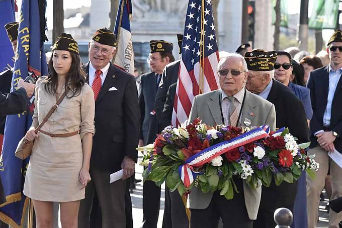 Veteranen mit Orden auf der Uniform stehen auf dem Platz und warten darauf, Kränze unter dem Denkmal niederzulegen Veteranen mit Orden auf der Uniform stehen auf dem Platz und warten darauf, Kränze unter dem Denkmal niederzulegen