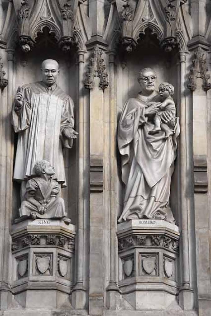 Martin Luther King und Oscar Romero am Portal der Westfassade Martin Luther King und Oscar Romero am Portal der Westfassade