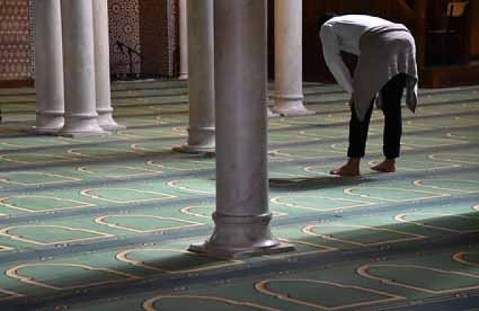 Gebetsraum  Besucher und Gläubige in der Großen Moschee