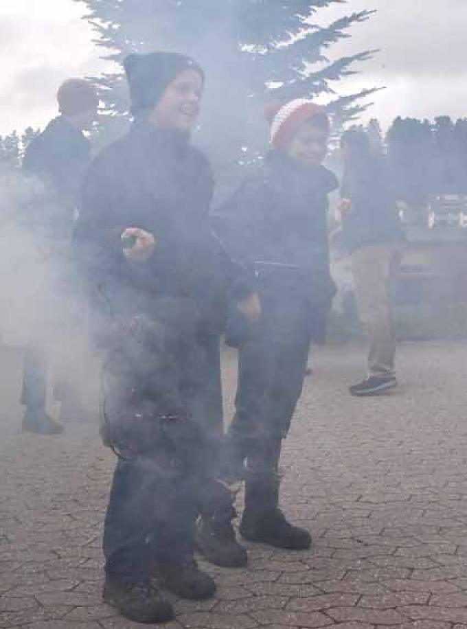 Dichter Qualm wabert über den Klosterhof. Dichter Qualm wabert über den Klosterhof.