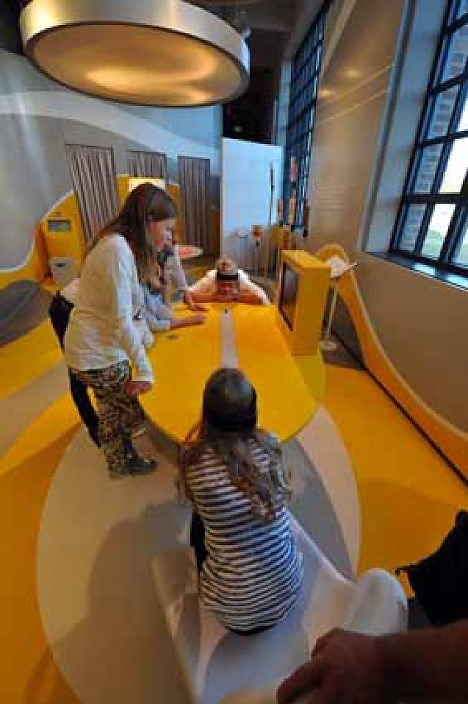 Besucher im Museum spielen Mind Ball Besucher im Museum