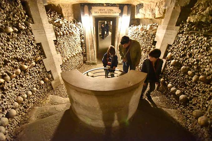 Besucher in den Katakomben. Besucher in den Katakomben.