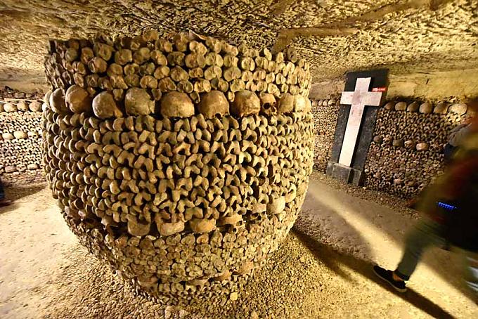 Erst Steinbruch, dann Massengrab, heute Touristenattraktion Erst Steinbruch, dann Massengrab, heute Touristenattraktion