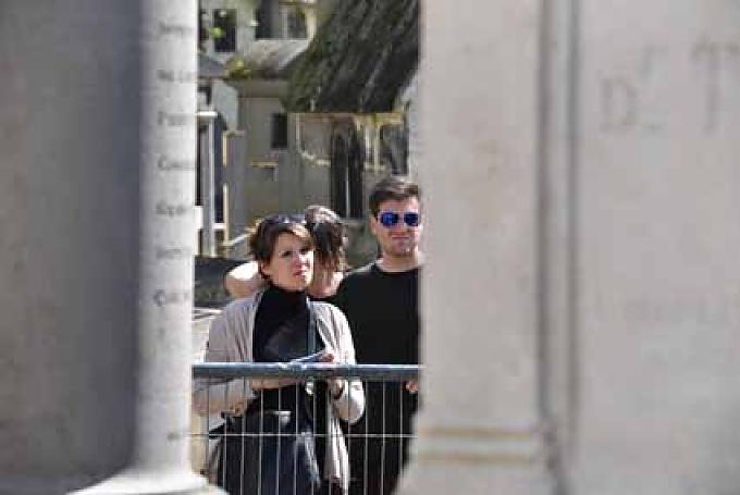 Besucher am Grab von Morrison Besucher am Grab von Morrison