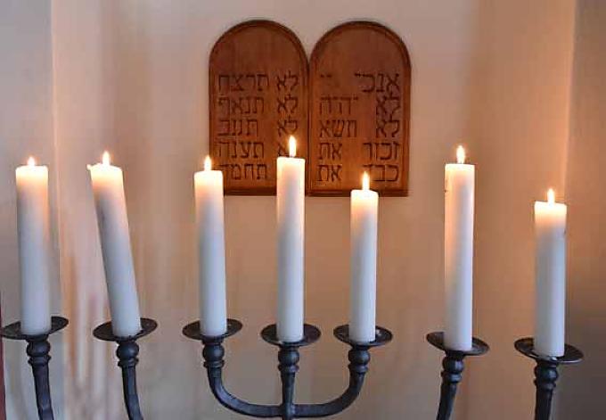 Siebenarmiger Leuchter in der ehemaligen Synagoge. Siebenarmiger Leuchter in der ehemaligen Synagoge.