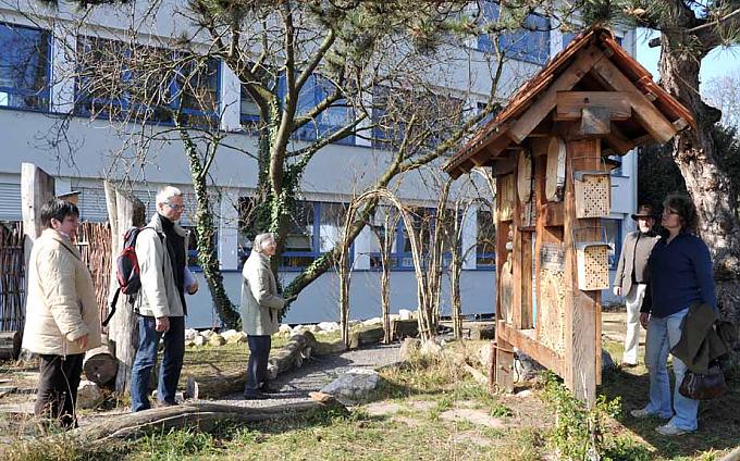 Insektenhotel im Garten der Schule Imkerin auf dem Saatenfest