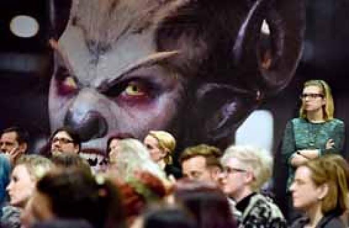 Mit Palette und Pinsel aus Menschen Monster machen Mit Palette und Pinsel aus Menschen Monster machen