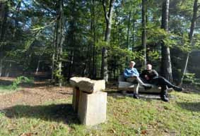 „Rasender Stillstand“, von Sandrino Sandrinista Sander. Sandrino Sandrinista Sander (r.) Wegweiser