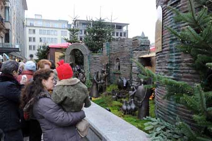 Krippe vor dem Kölner Dom  Krippe im Kölner Dom