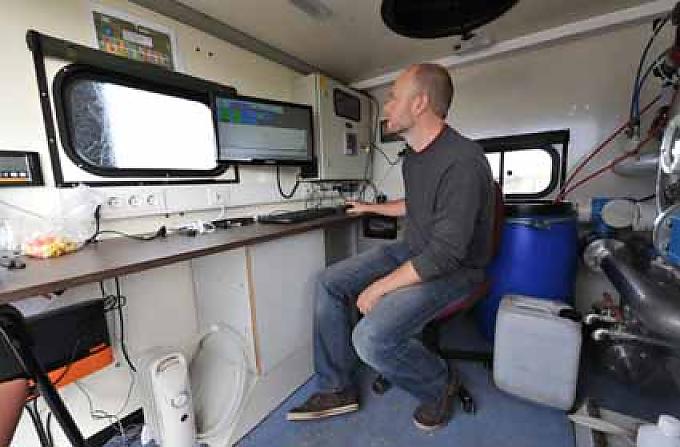 Dr. Arjen de Vos von der Freien Universität Amsterdam. Stündlich werden hier automatisch Messungen vorgenommen. Postelein (Winterportulak) im Testbeet.