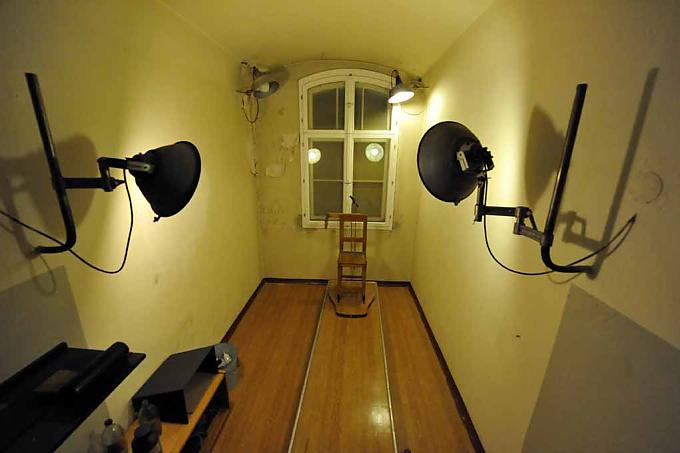 Auf diesem Holzstuhl wurden die Häftlinge fotografiert. Auf diesem Holzstuhl wurden die Häftlinge fotografiert.