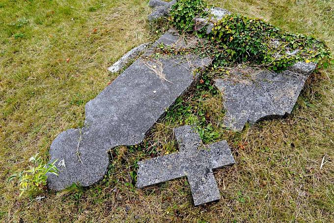 Umgestürzte Grabsteine Besucher auf dem Friedhof