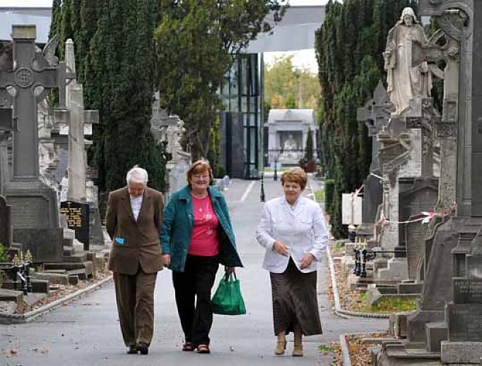 Besucher auf dem Friedhof Besucher auf dem Friedhof
