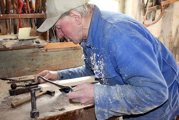 Bearbeiten der Speiche mit dem Ziehmesser Zeugnisse aus der Vergangenheit