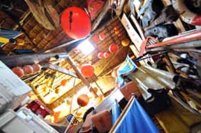 Fender hängen unter der Decke der Scheune Fender hängen unter der Decke der Scheune