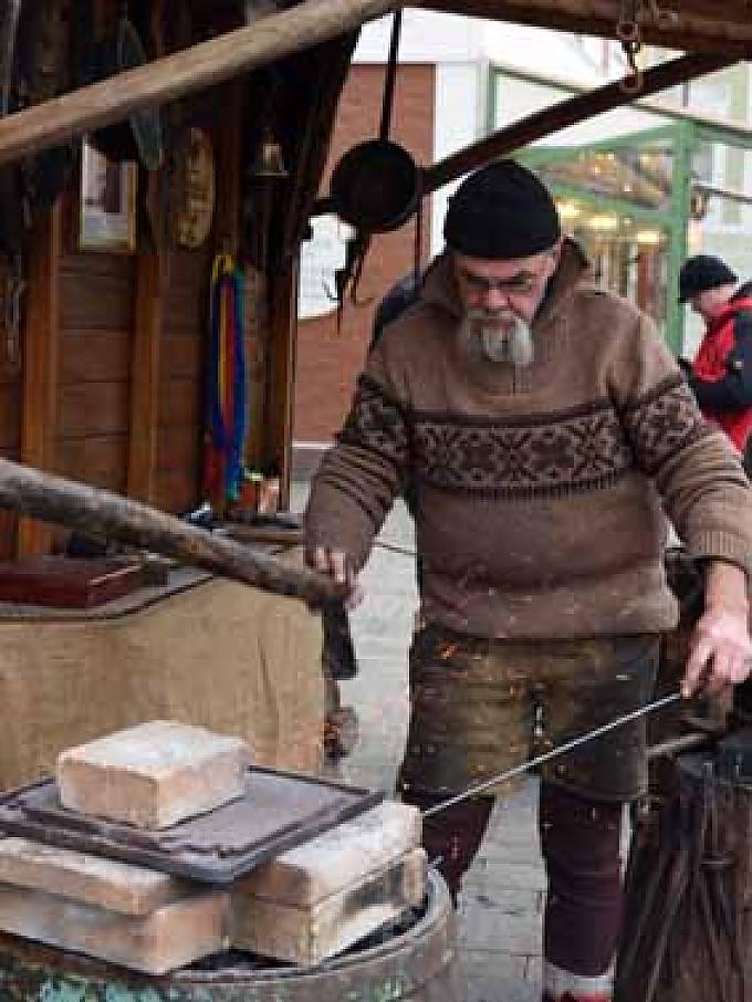 Schmied auf dem Adventsmarkt Schmied auf dem Adventsmarkt