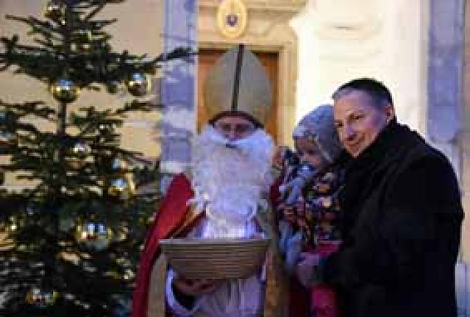 Nikolaus mit Kindern und Eltern Nikolaus mit Kindern und Eltern