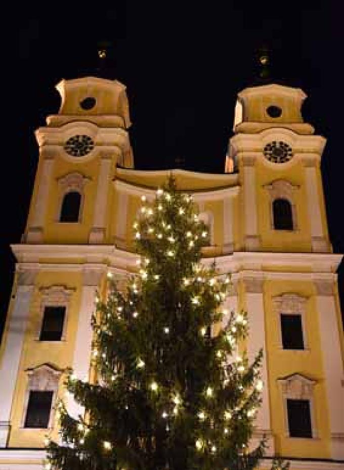 Portal der ehemaligen Klosterkirche St. Michael, der heutigen Basilica minor. Schmied auf dem Adventsmarkt
