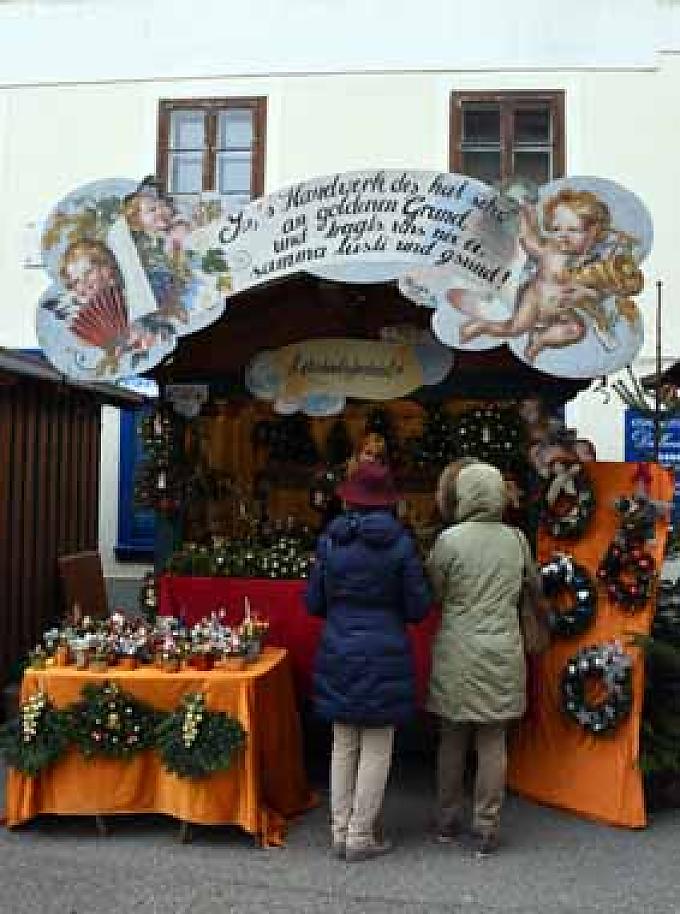 Besucher auf dem St. Gilgener Adventsmarkt Besucher auf dem St. Gilgener Adventsmarkt