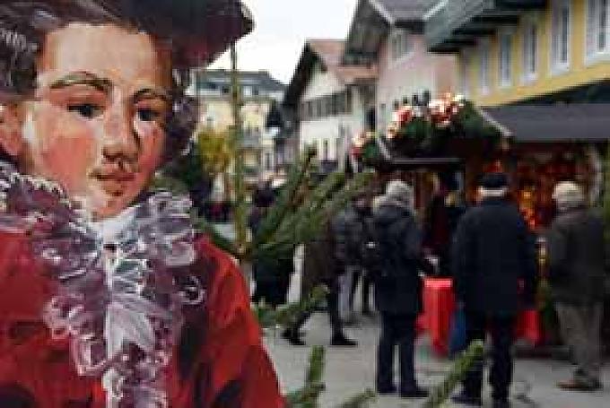 Barockfigur auf dem St. Gilgener Adventsmarkt Barockfigur auf dem St. Gilgener Adventsmarkt