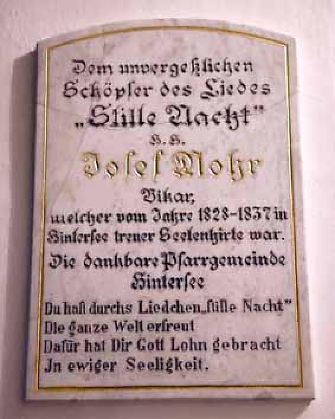 Gedenktafel für Mohr in der Kirche. Mehrdenkmal vor der Kirche