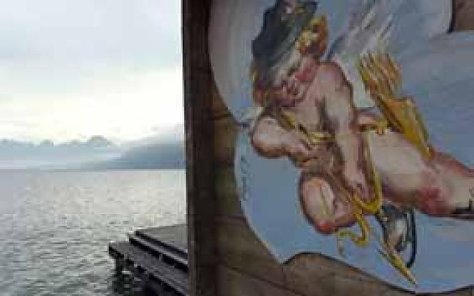 Grüner Frosch mit Rokoko-Perücke Grüner Frosch mit Rokoko-Perücke