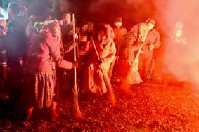 Alte Bräuche, raue Sitten Alte Bräuche, raue Sitten