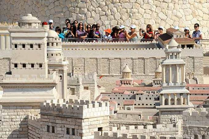 Besucher betrachten den Tempel des Herodes  Vorstadthäuser von Jerusalem