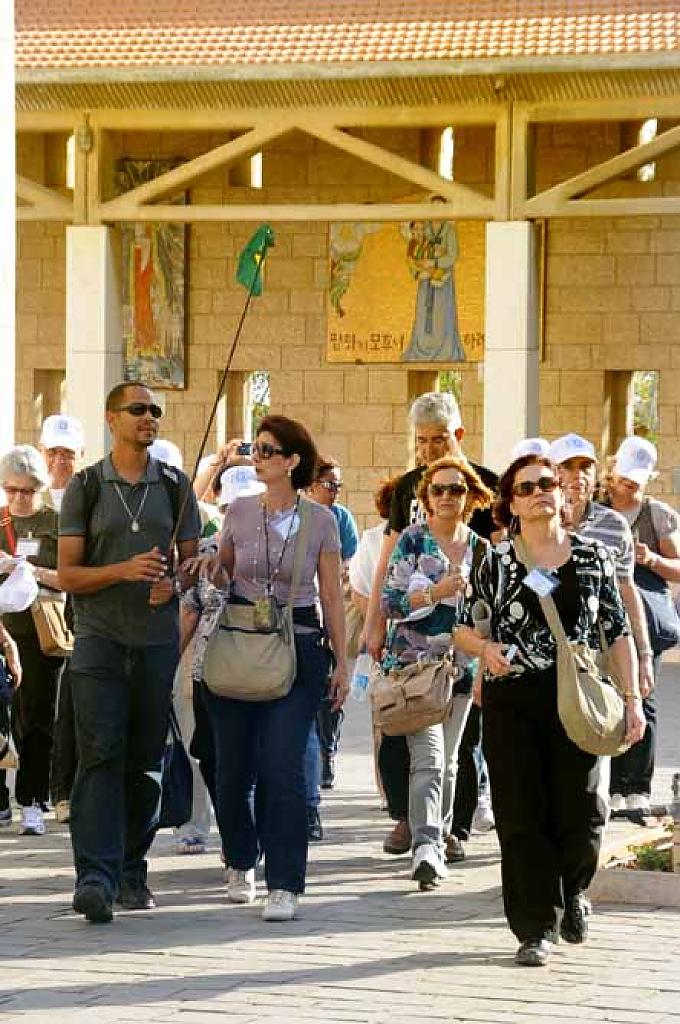 Besucher betrachten die Mariendarstellungen Mosaik mit Mariendarstellung aus Deutschland. Das Mosaik nimmt Bezug auf die Teilung Deutschlands