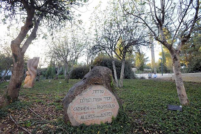 Unterwegs auf der Allee der Gerechten Unterwegs auf der Allee der Gerechten