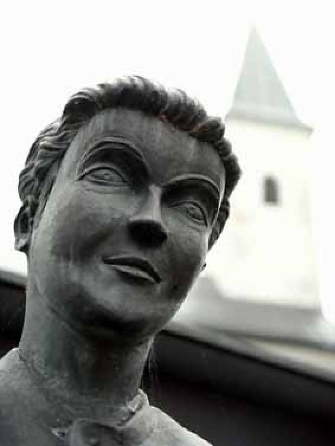 Mehrdenkmal vor der Kirche Mehrdenkmal vor der Kirche