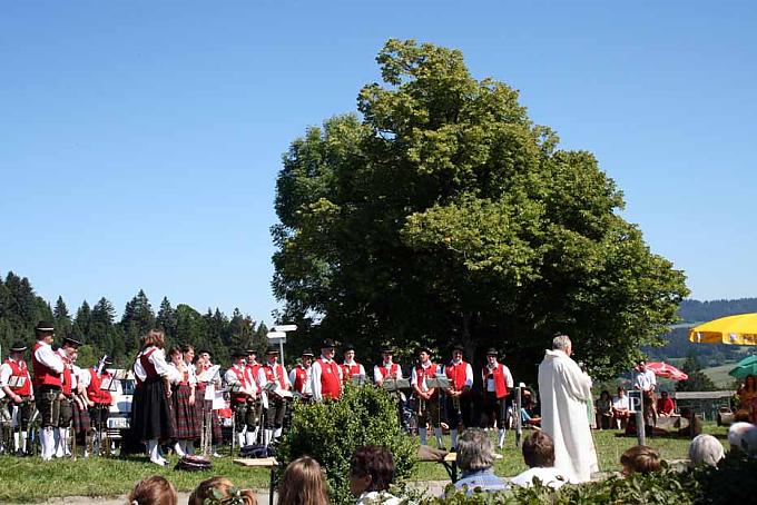Bergmesse. Pfarrer Kluge zelebriert die Heilige Messe Auf dem Weg zum Pfählen