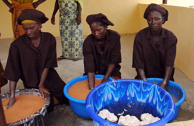 Beständiges Kneten und Rühren ist notwendig Beständiges Kneten und Rühren ist notwendig