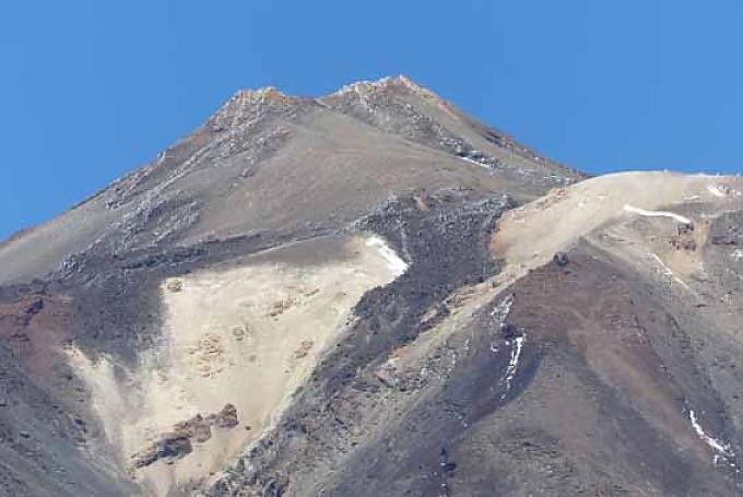 Zerfurchter Gipfel des Teide Kleine Siedlung in der Masca-Schlucht