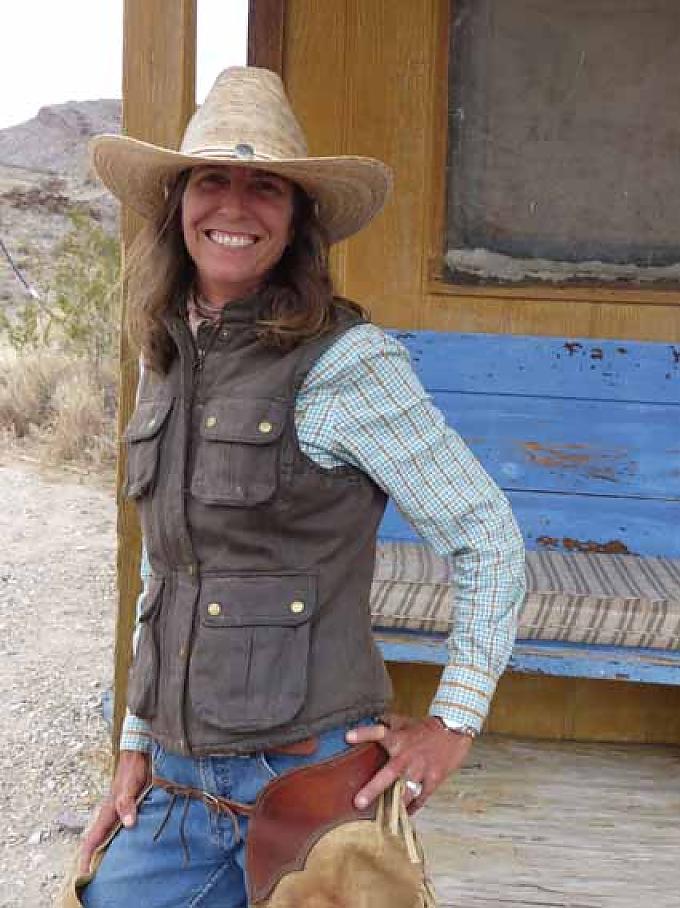 Cowgirl in den Lajitas Stables Texanische Landschaft im Big Bend