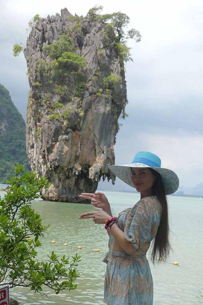 Selbst ernanntes Bond-Girl am James-Bond-Felsen Selbst ernanntes Bond-Girl am James-Bond-Felsen