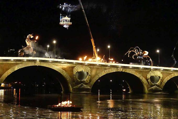 Minotaurus und Spinne auf der Garonne-Brücke Anlage der Basilika St. Sernin