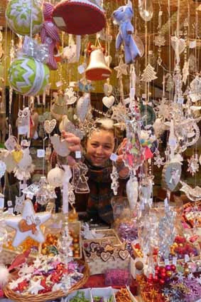 Weihnachtsfiguren-Verkaufsstand in Olmütz Turbomost“-Angebot in Brünn