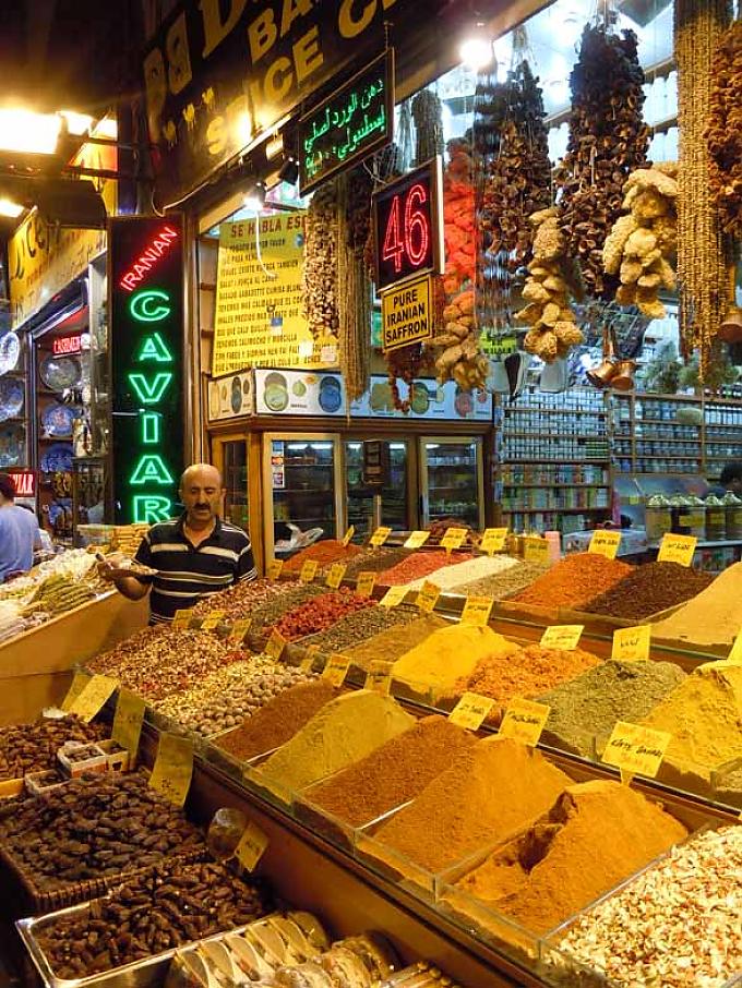 Gewürzhändler im Großen Basar in Istanbul Feier zur Beschneidung. Kleine Jungen werden in Istanbul zu osmanischen Prinzen ausstaffiert.